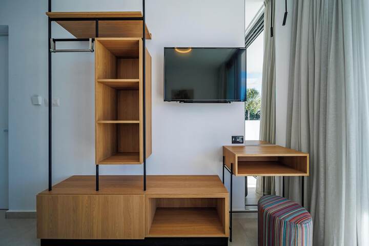 Room 3 of 52