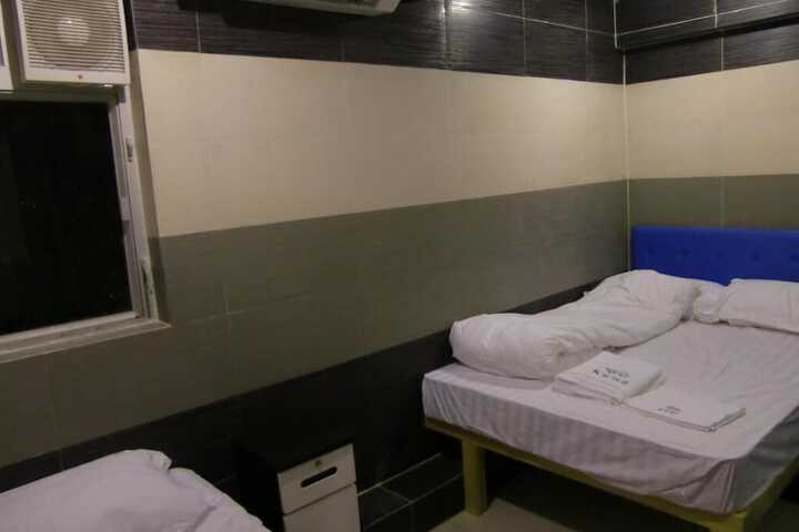 Room 25 of 46