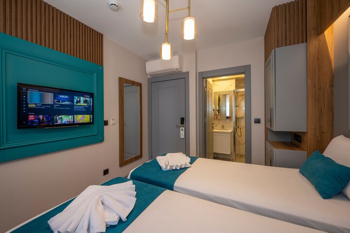 Room 10 of 32