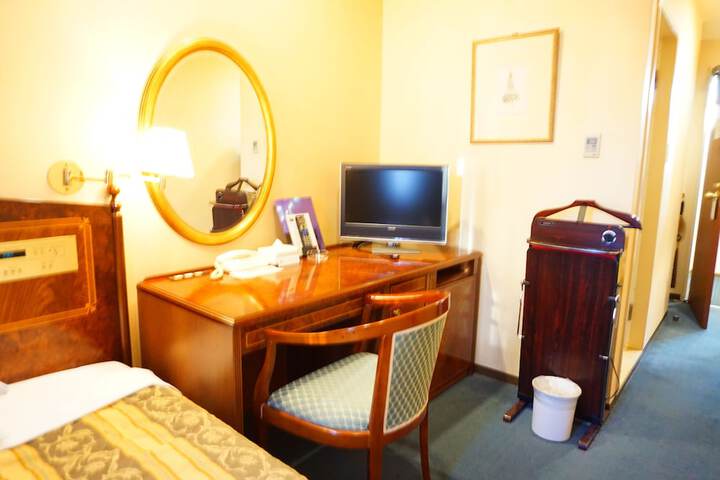 Room 9 of 35