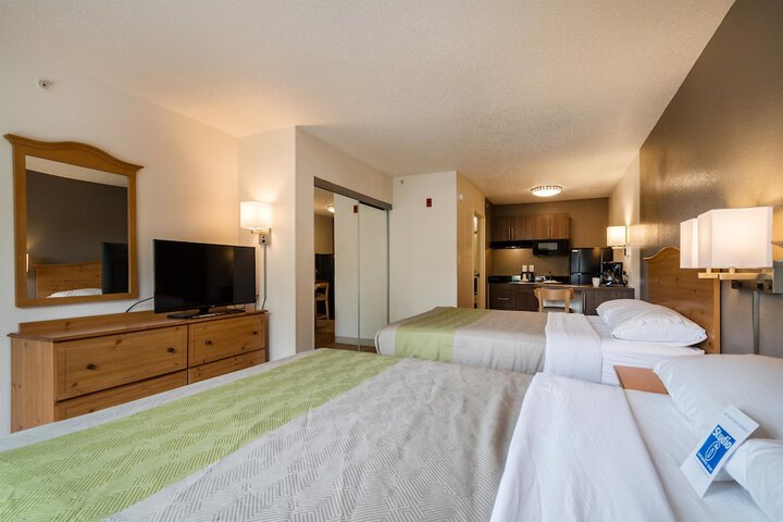 1 Queen Bed (2 of 14)