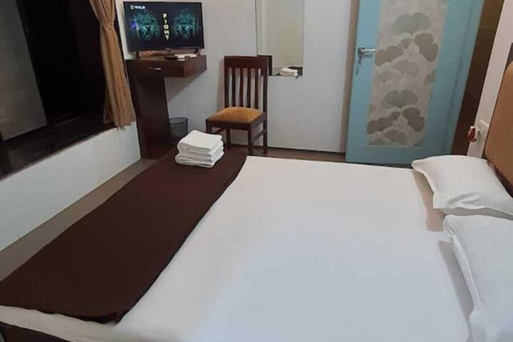 Room 2 of 37