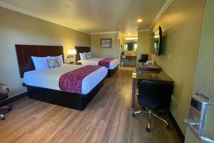 2 Queen Beds (6 of 6)