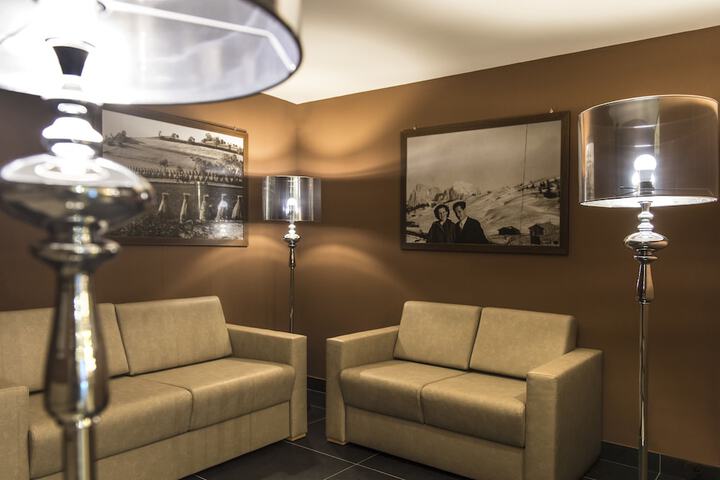 Lounge 38 of 52
