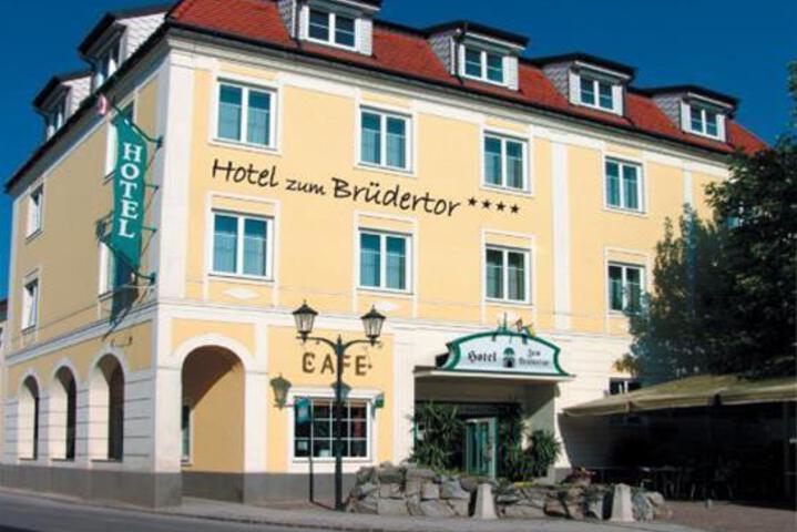 ZUM BRUEDERTOR