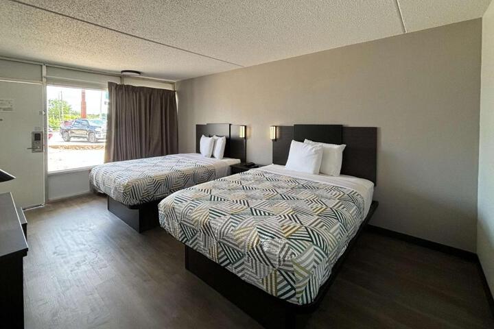 2 Queen Beds (1 of 12)