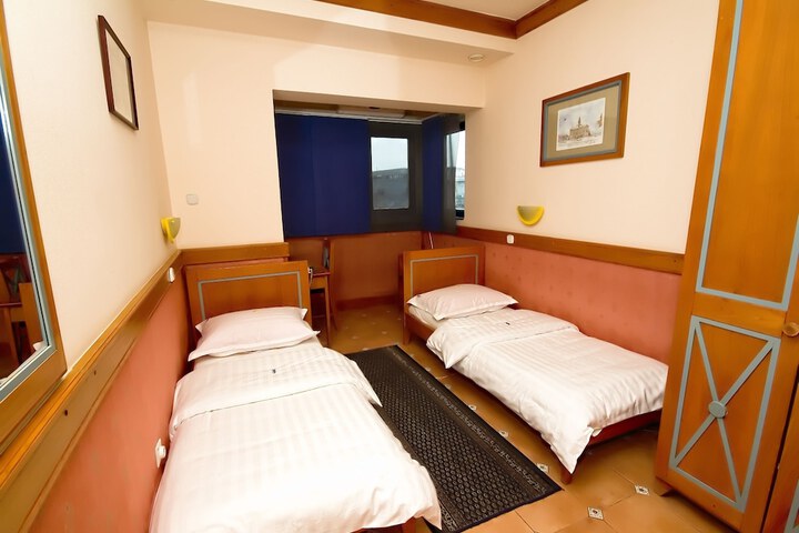 Room 11 of 40