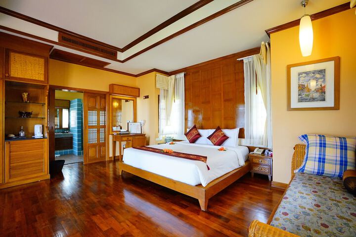 Room 3 of 96