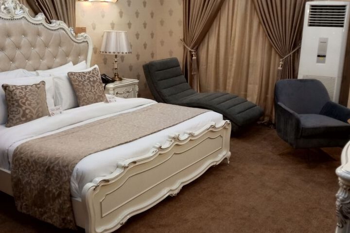 Room 27 of 77
