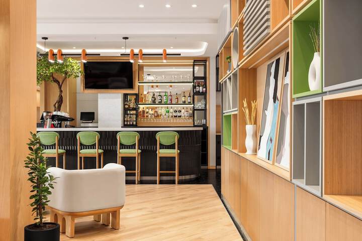 Lounge 35 of 66