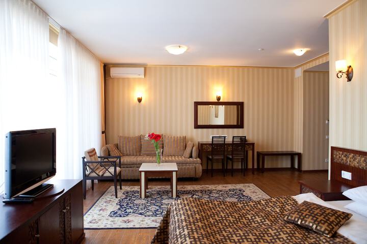 Room 9 of 38