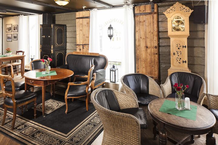 Lobby lounge