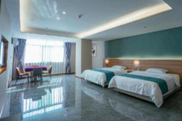 Room 6 of 8