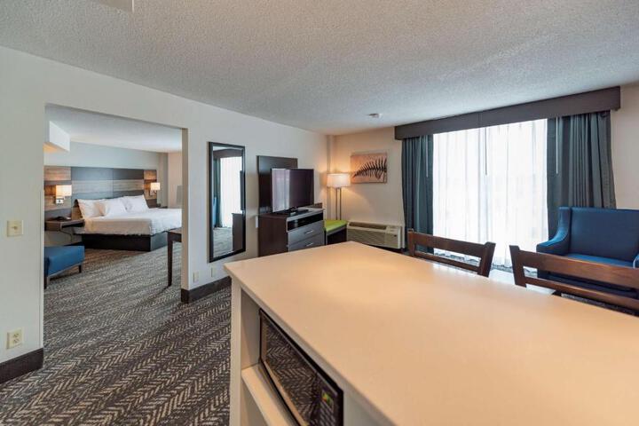 1 King Bed Exercise Bike Microwave, Refrigerator Walk in Shower Full Breakfast (25 of 30)