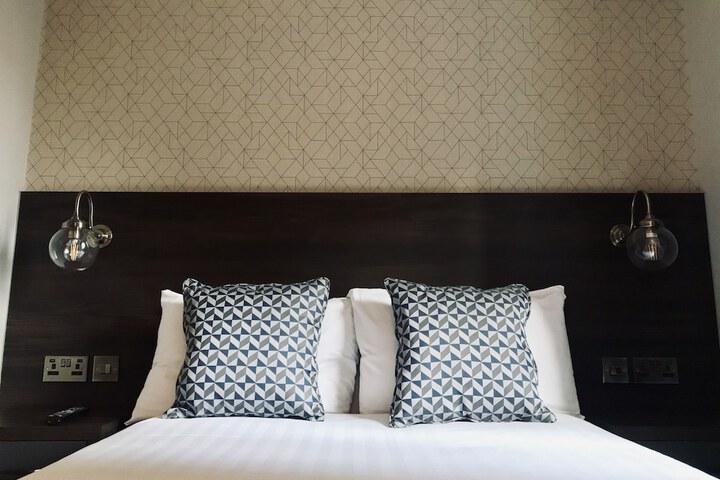 Room 4 of 105