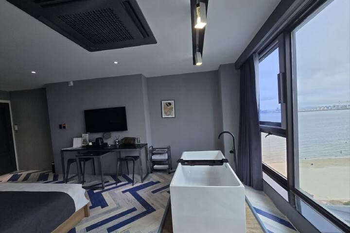 Room 5 of 184