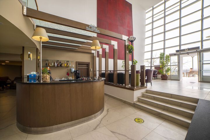 Lounge 82 of 128