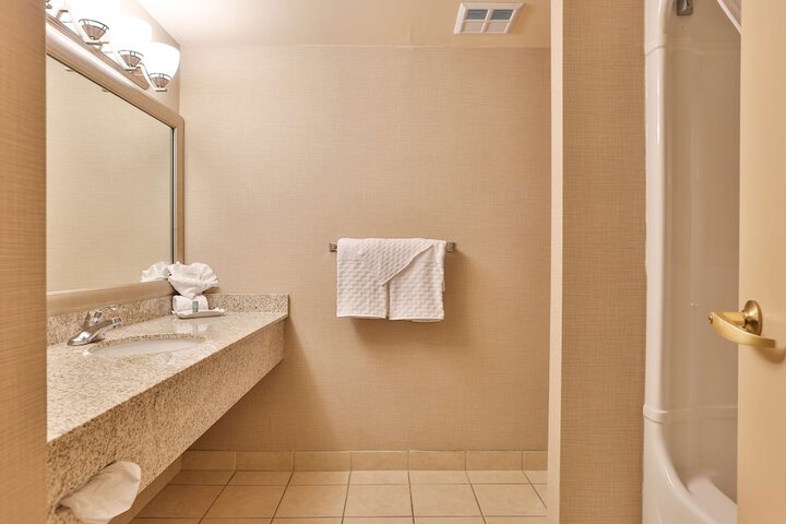 1 King Bed Gretzky Wing Microwave and Refrigerator Sofa Bed High Speed Internet Accessible Full Breakfast (4 of 33)