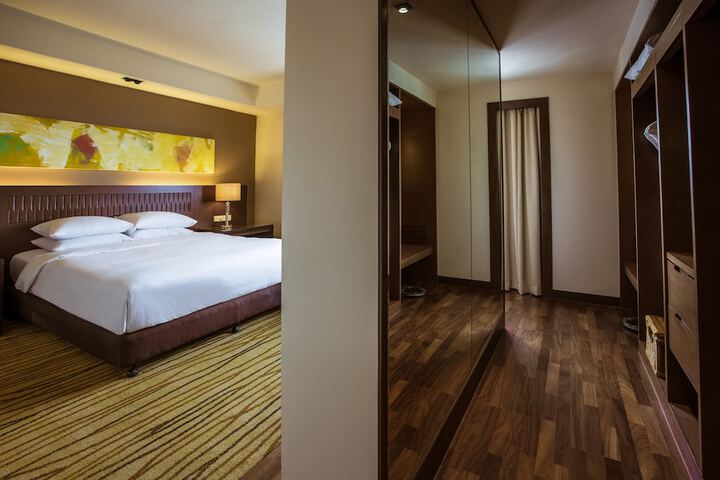 Room 10 of 100