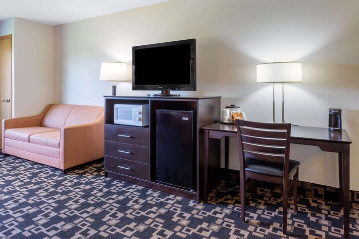 2 Queen Beds (1 of 9)