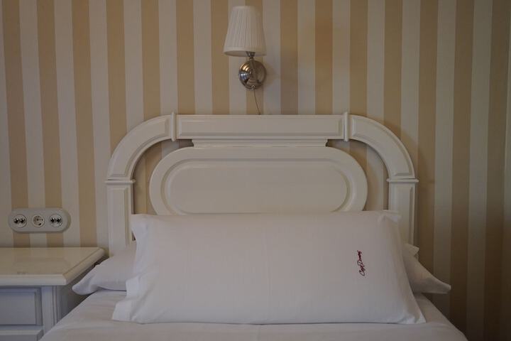 Room 8 of 42