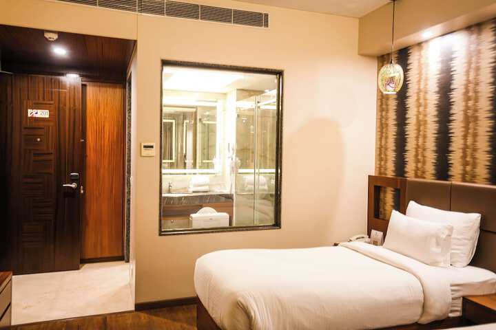 Room 13 of 37