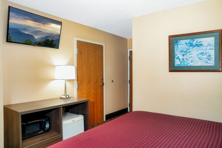1 King Bed (6 of 7)