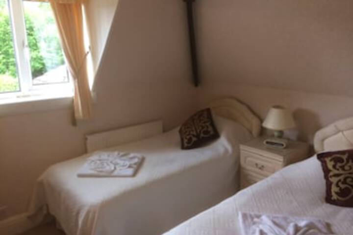 Room 4 of 8