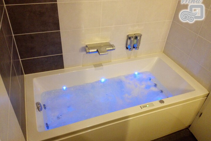 Hot Tub 25 of 36