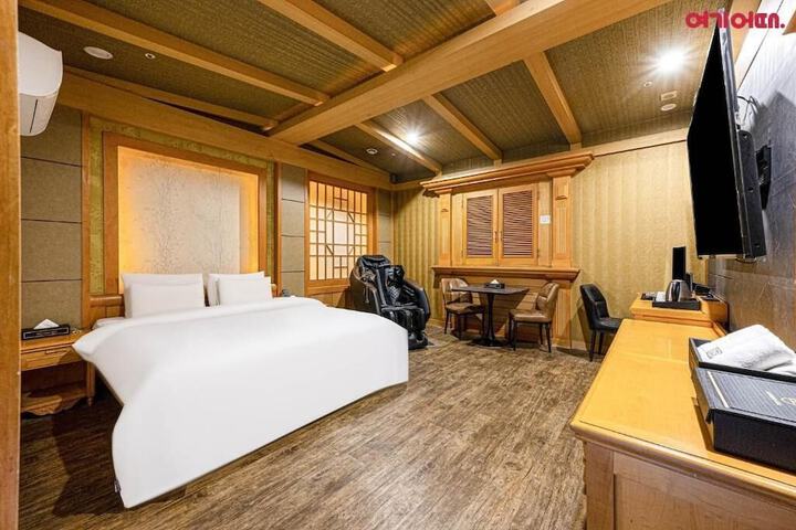 Room 8 of 15