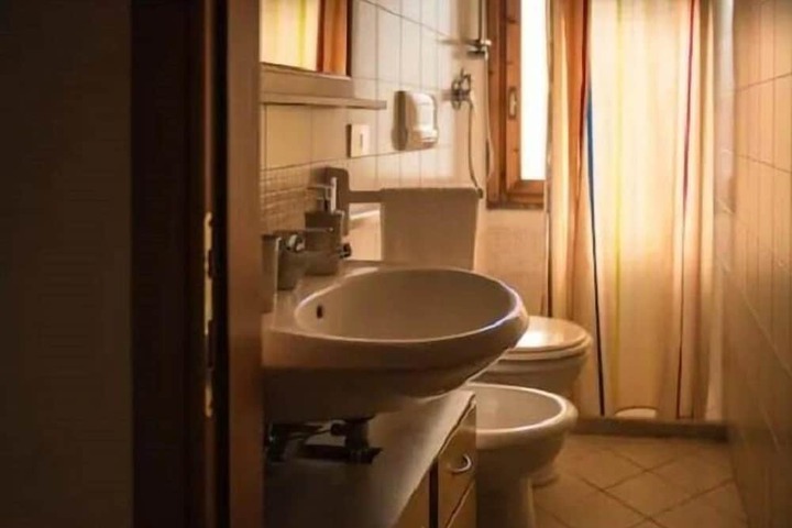 Room 4 of 5