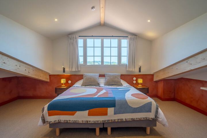 Room 2 of 32
