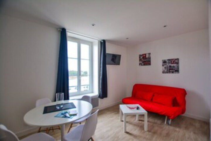 Lounge 8 of 40
