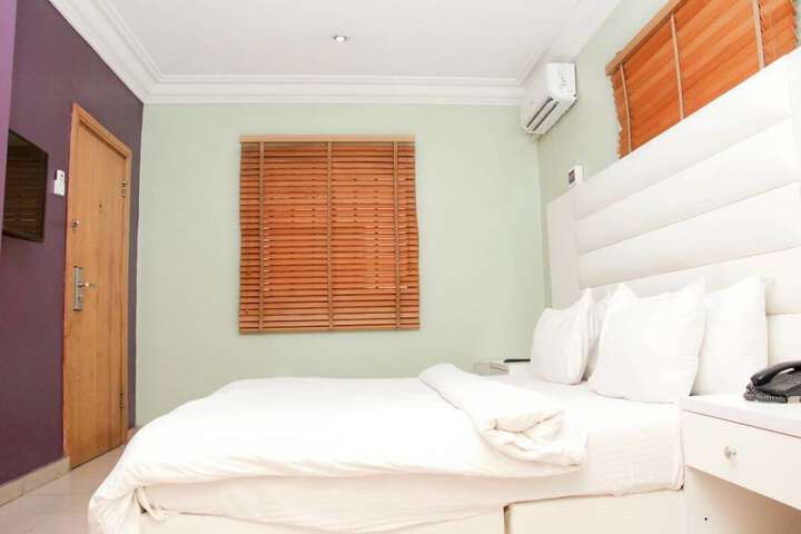 Room 9 of 13