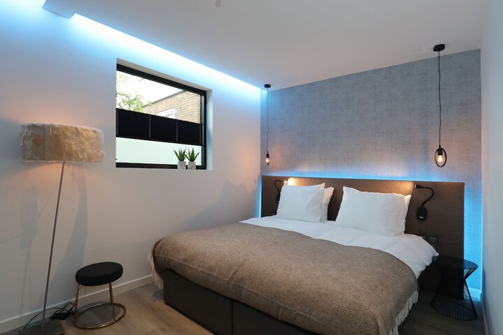 Room 3 of 77