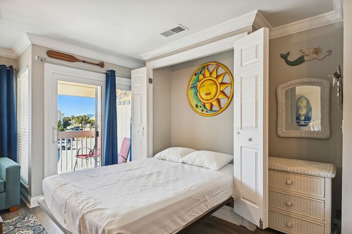Room 2 of 77