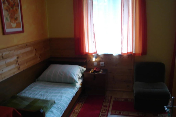 Room 4 of 11