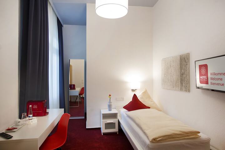 Room 13 of 32