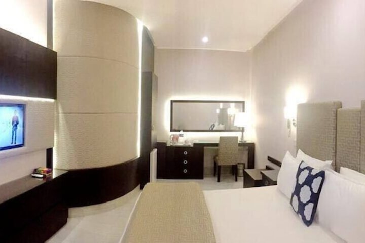 Room 6 of 17