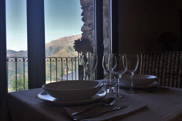 Dining 4 of 22