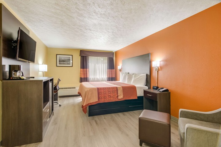 1 King Bed (4 of 11)