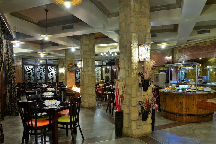 Dining 76 of 156