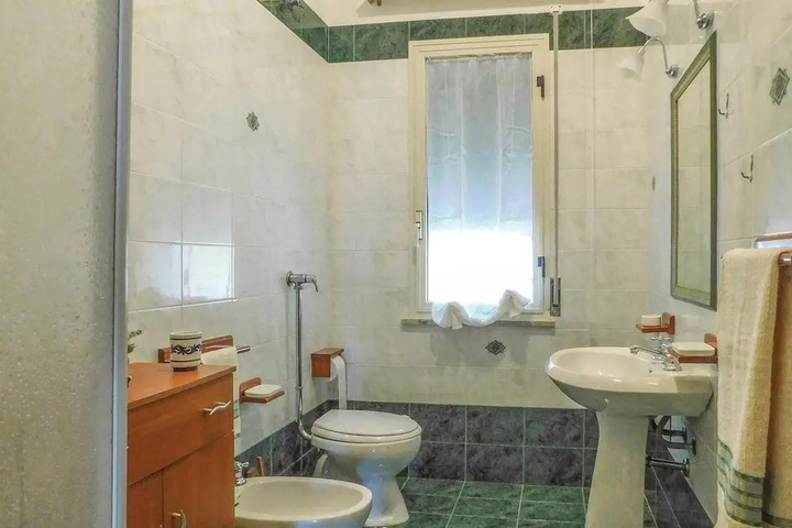 Room 5 of 13