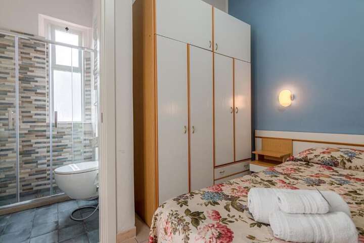 Room 9 of 43