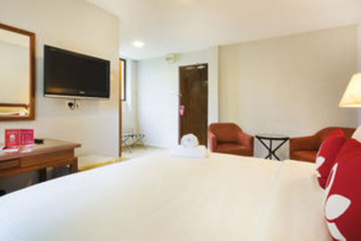Room 13 of 18