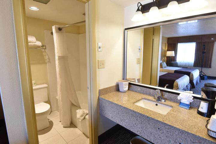 2 Queen Beds Microwave and Refrigerator WiFi Full Breakfast (6 of 6)