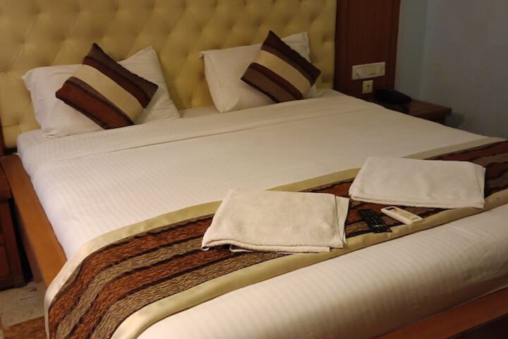 Room 10 of 16