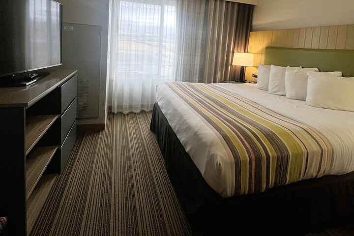 1 King Bed Accessible (13 of 16)