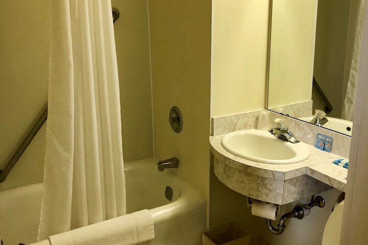 Standard Single Room 1 Queen Bed (1 of 4)