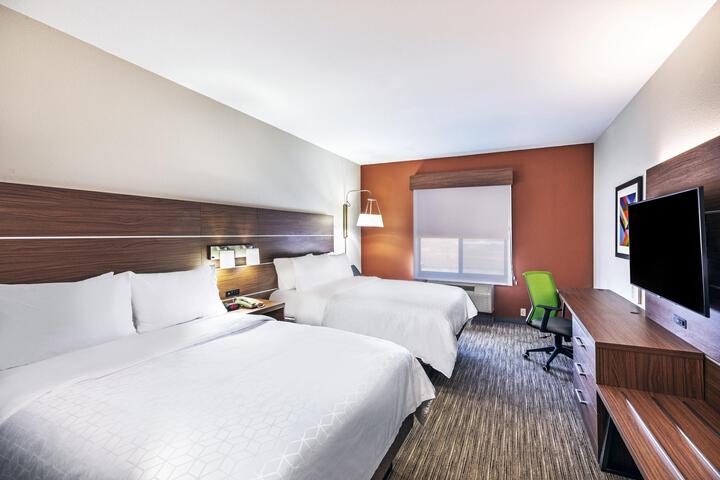 2 Queen Beds (11 of 15)